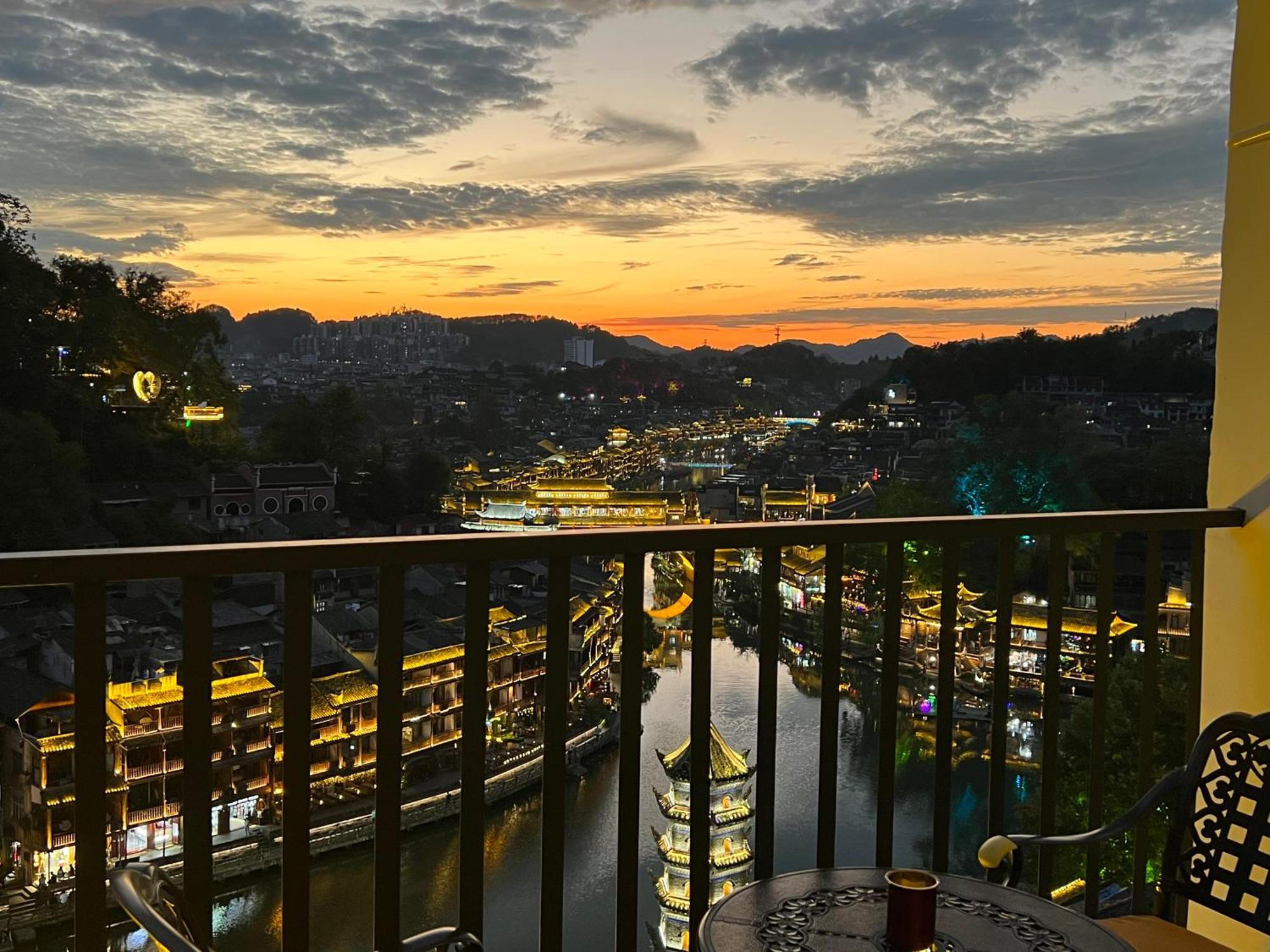 Phoenix Best River View B&B เฟิ่งหวง ภายนอก รูปภาพ