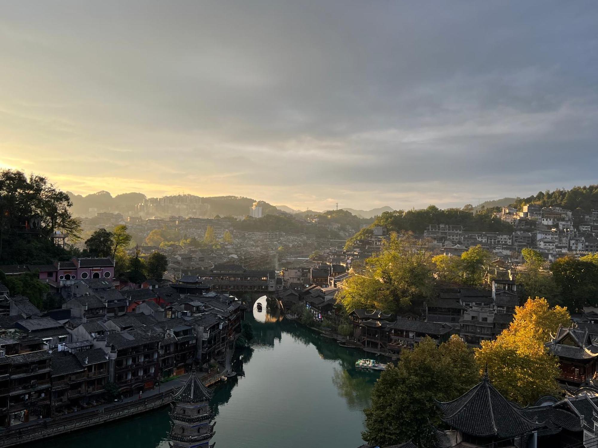 Phoenix Best River View B&B เฟิ่งหวง ภายนอก รูปภาพ