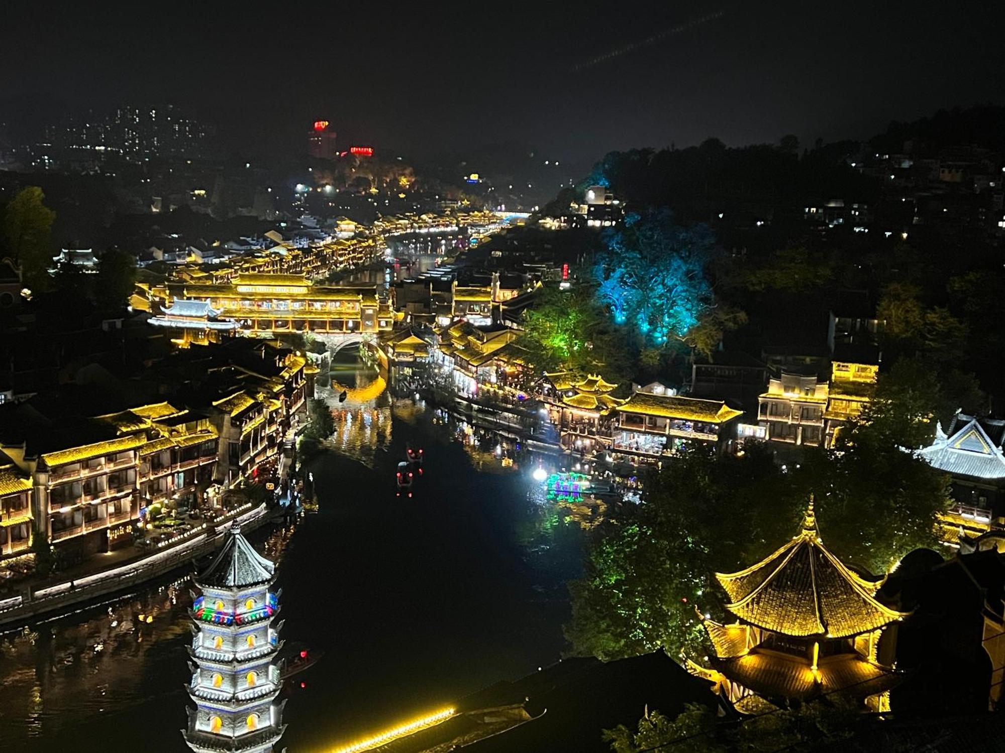 Phoenix Best River View B&B เฟิ่งหวง ภายนอก รูปภาพ